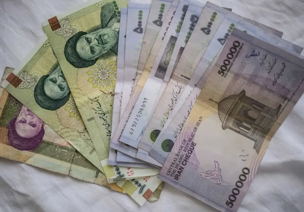 Pieniądze w Iranie: riale czy tomany? Jak płacić bez pomyłek?