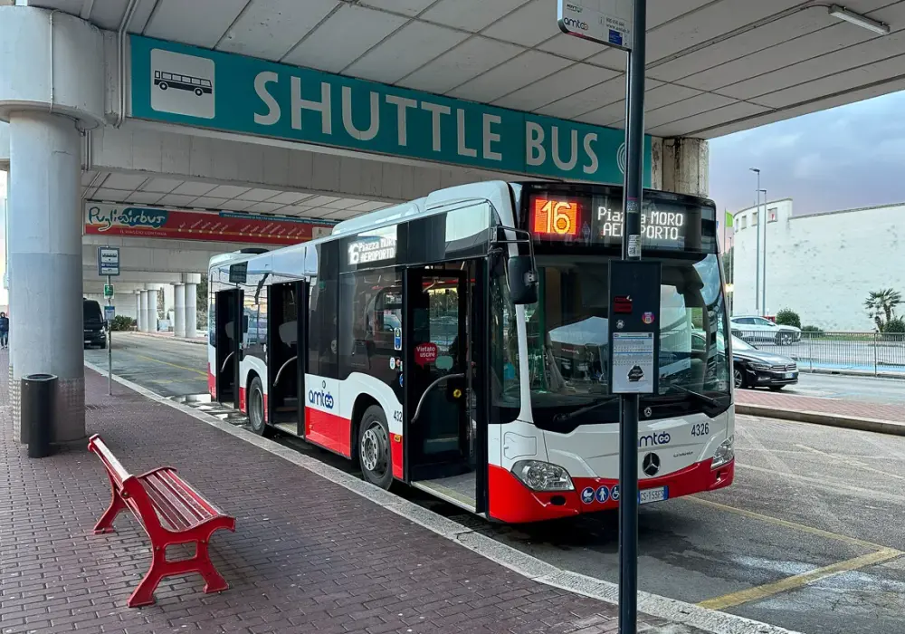 Lotnisko Bari – Jaki dojazd wybrać? Pociąg, autobus, taxi