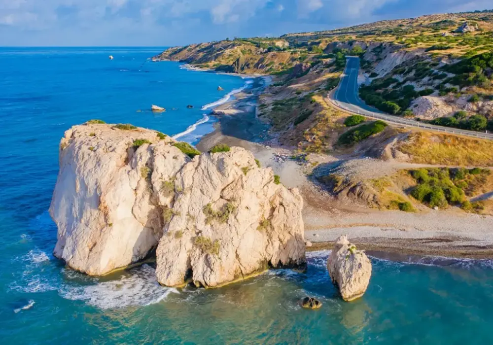 Lotniska na Cyprze - Które wybrać: Larnaka czy Pafos?