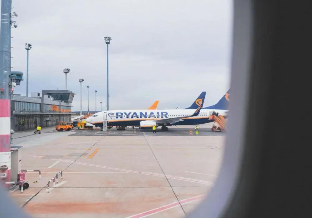 Czy Ryanair pozwala przewozić alkohol w bagażu rejestrowanym? Zasady i ograniczenia