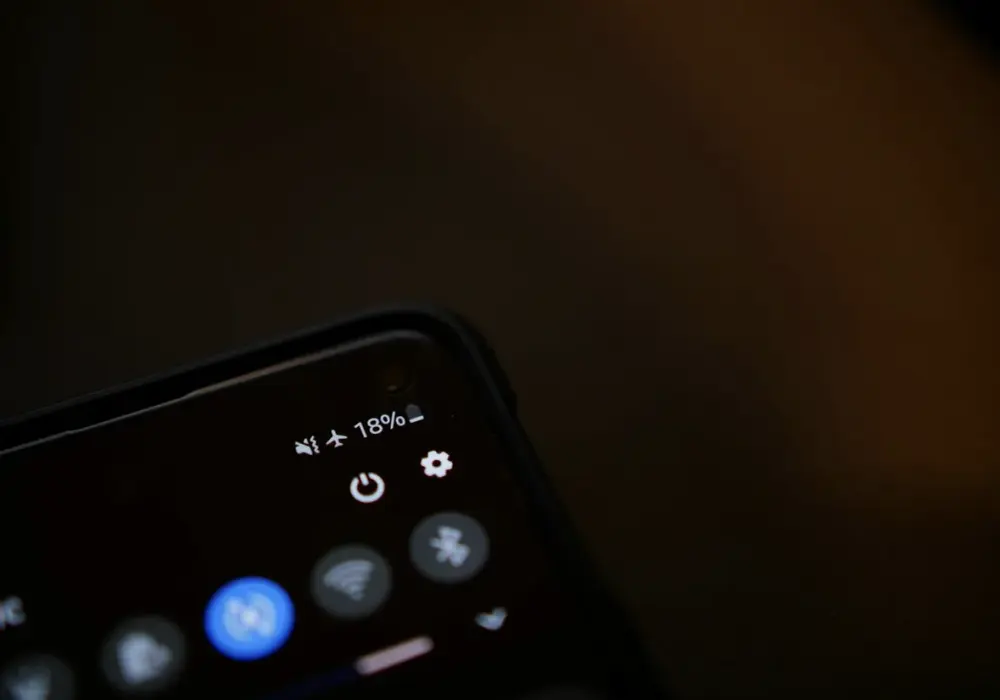 Używanie telefonu w samolocie – co wolno, a czego lepiej unikać?