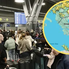 Kolejka ludzi z bagażami na lotnisku, obok mapa Grecji z samolotami.