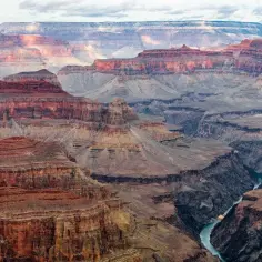 Niesamowity widok na Wielki Kanion podczas wycieczki do USA. Rzeka Kolorado meandruje wśród skalnych warstw.