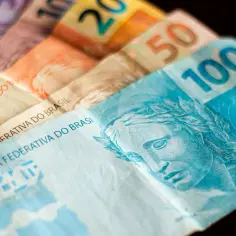 Różne nominały waluty brazylii ułożone wachlarzowo. Widoczne banknoty 10, 20, 50 i 100.