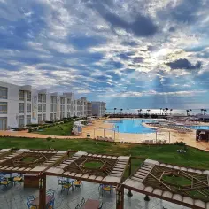 Hotel z basenami i widokiem na morze. Idealne miejsce na wakacje, gdzie temperatura wody w Marsa Alam zachęca do kąpieli.