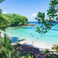 Rajska plaża na Jamajce, krystalicznie czysta woda, zieleń palm i bujnej roślinności. Idealne miejsce na wakacje.