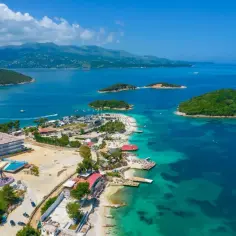 Albania, pogoda czerwiec: słoneczny dzień nad turkusowym morzem, wyspy, plaże i kurorty. Idealne warunki na wakacje.