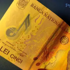Pięciolejowa banknot, waluta Rumunii, z nutami i portretem.