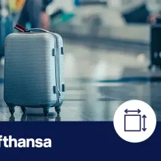 Srebrna walizka na kółkach, idealna jako lufthansa bagaż podręczny. W tle lotniskowy gwar, obok ikony wymiarów i wagi.