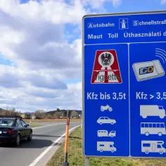 Znak informuje o opłatach drogowych w Austrii. Sprawdź e-winieta Austria cena dla pojazdów do i powyżej 3,5t.