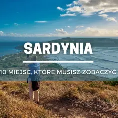 Sardynia: 10 miejsc, które musisz zobaczyć. Widok na wybrzeże z turystką robiącą zdjęcie.