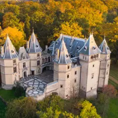 Piękny zamek w otoczeniu jesiennych drzew. Jeden z wielu wspaniałych zamków w Polsce, zachwyca architekturą i malowniczym położeniem.