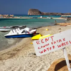 Majowa pogoda na Krecie zachęca do wodnych atrakcji. Na piaszczystej plaży stoją rowery wodne i kajaki do wynajęcia.