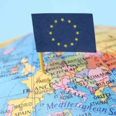 Flaga UE na globusie nad Europą. Czy Turcja jest w Unii Europejskiej? Mapa pokazuje Grecję, Włochy, Francję, Niemcy, Polskę, Ukrainę i Turcję.