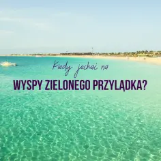 Kiedy jechać na Wyspy Zielonego Przylądka? Piękna plaża, turkusowa woda i łódka na horyzoncie zapraszają na wakacje.