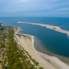 Piękny widok na mierzeję, idealne miejsce, gdzie nad morze. Piaszczyste plaże, zieleń i błękit wody tworzą malowniczy krajobraz.