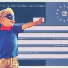 Mały superbohater w pelerynie i masce na tle Europejskiej Karty Ubezpieczenia Zdrowotnego. To ekuz dla dziecka, które czuje się bezpiecznie.