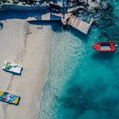 Idealne miejsce, gdzie w styczniu na wakacje: pusta plaża, łodzie i turkusowa woda.