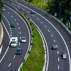 Autostrada z samochodami i kamperem, zielone pobocza. Winieta Węgry potrzebna do podróży.
