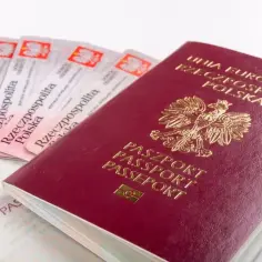 Paszport Unii Europejskiej i kilka dowodów osobistych. Czy do Irlandii potrzebny jest paszport? Tak, jeśli nie jesteś obywatelem UE.