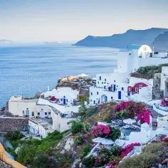 Malownicze białe domy na Santorini, kwitnące bugenwille i błękitne morze. Czy do Grecji potrzebny jest paszport? Tak, jeśli nie jesteś obywatelem UE.
