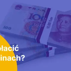 Stosy banknotów 100 juanów, chińska waluta, z portretem Mao Zedonga. Pytanie "Jak płacić w Chinach?" sugeruje, że to pieniądze do transakcji.