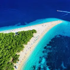 Widok z lotu ptaka na Złoty Róg w Chorwacji. Plaże i turkusowe morze zachęcają do wypoczynku.