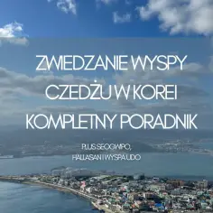 Widok na miasto i wybrzeże wyspy Jeju w Korei. Tekst informuje o zwiedzaniu, Seogwipo, Hallasan i wyspie Udo.