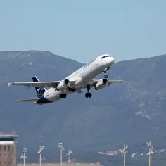 Samolot Lufthansy wznosi się, pokonując jetlag i zmierzając ku nowej przygodzie.