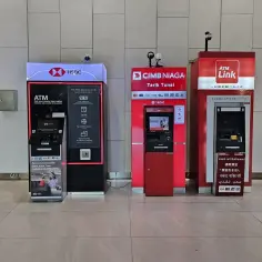 Bankomaty w Indonezji: HSBC, CIMB NIAGA i ATM Link. Można tu wypłacić walutę indonezji.