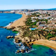 Malownicze wybrzeże Portugalii, idealne na wakacje. Plaże, klify i hotele z basenami w słońcu.