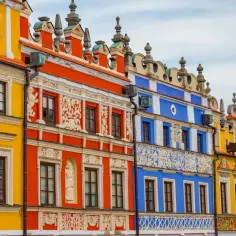 Kolorowe kamienice na Rynku w Zamościu, wpisanym na listę UNESCO Polska, zachwycają renesansową architekturą i zdobieniami.