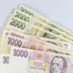 Kupujesz pamiątki w Czechach? Oto stos banknotów 1000 i 2000 koron czeskich, czyli waluta w Czechach.