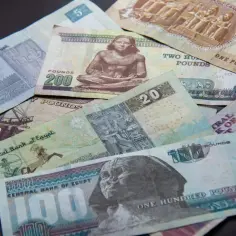 Egipskie funty, w tym 100, 50, 20, 10, 5 i 1 funt. Zastanawiasz się, jakie dolary do Egiptu? Lepiej zabrać lokalną walutę.