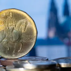 Czeska moneta 20 koron z wizerunkiem św. Wacława na koniu. Zastanawiasz się, ile kosztuje obiad w Czechach?