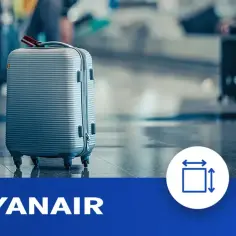 Szara walizka na kółkach na lotnisku, obok ikony wymiarów i wagi. Logo Ryanair.