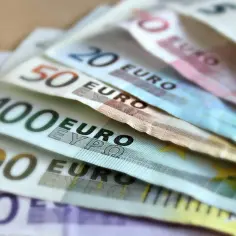 Euro banknoty o nominałach 50, 100, 200 i 500. Chorwacja waluta - euro, symbolizujące podróż i wakacje.