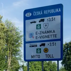 Znak graniczny Czech informuje, ile kosztuje winieta na Czechy dla pojazdów do i powyżej 3,5 tony.