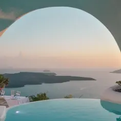 Widok na morze i wyspy Santorini przez łuk, z basenem i nakrytym stołem.