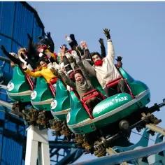 Ludzie krzyczą z radości na kolejce górskiej w Europa-Park, największym parku rozrywki w Europie.