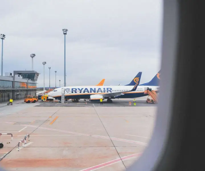 Czy Ryanair pozwala przewozić alkohol w bagażu rejestrowanym? Zasady i ograniczenia