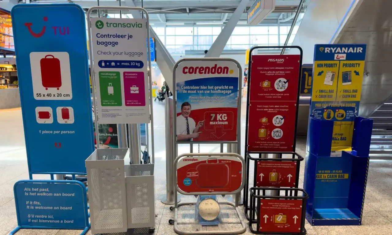 Waga i wymiary bagażu podręcznego dla TUI, Transavia, Corendon i Ryanair. Sprawdź, czy Twój bagaż rejestrowany Ryanair zmieści się w schowku.