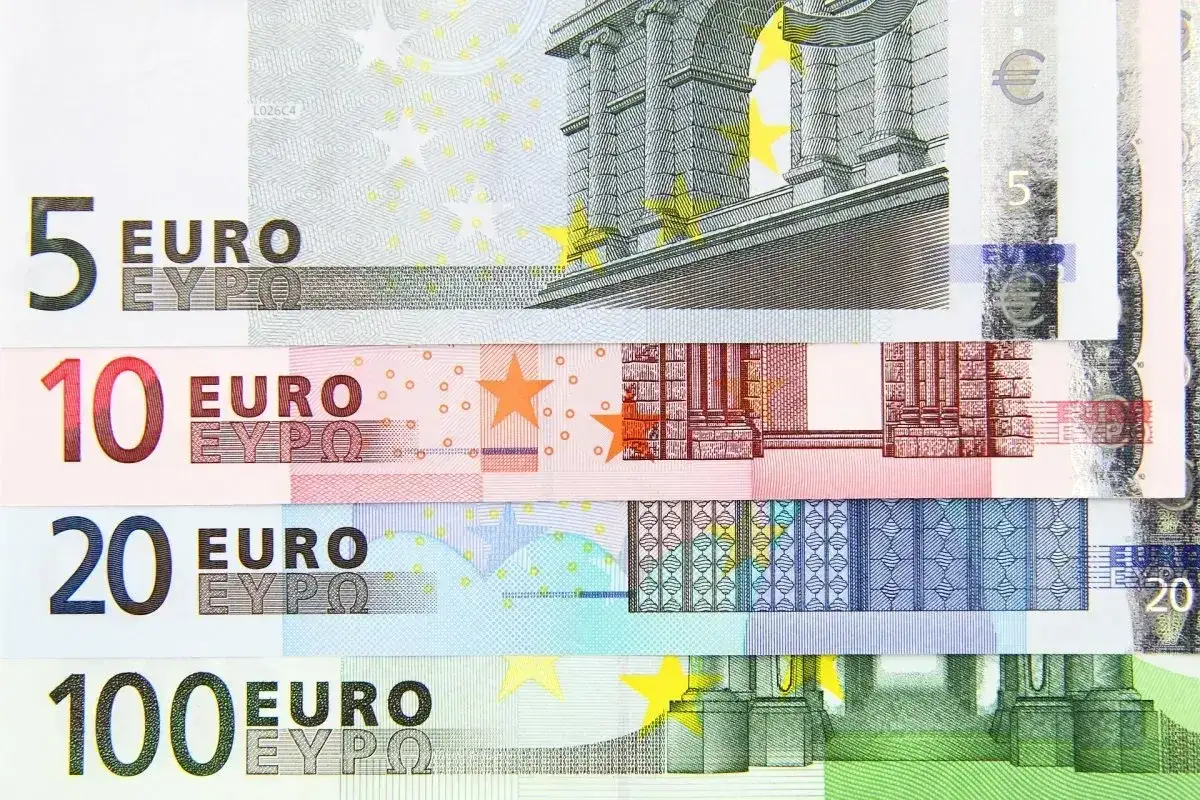 Banknoty euro: 5, 10, 20 i 100 euro. To popularna waluta, którą można wymienić na Malcie.