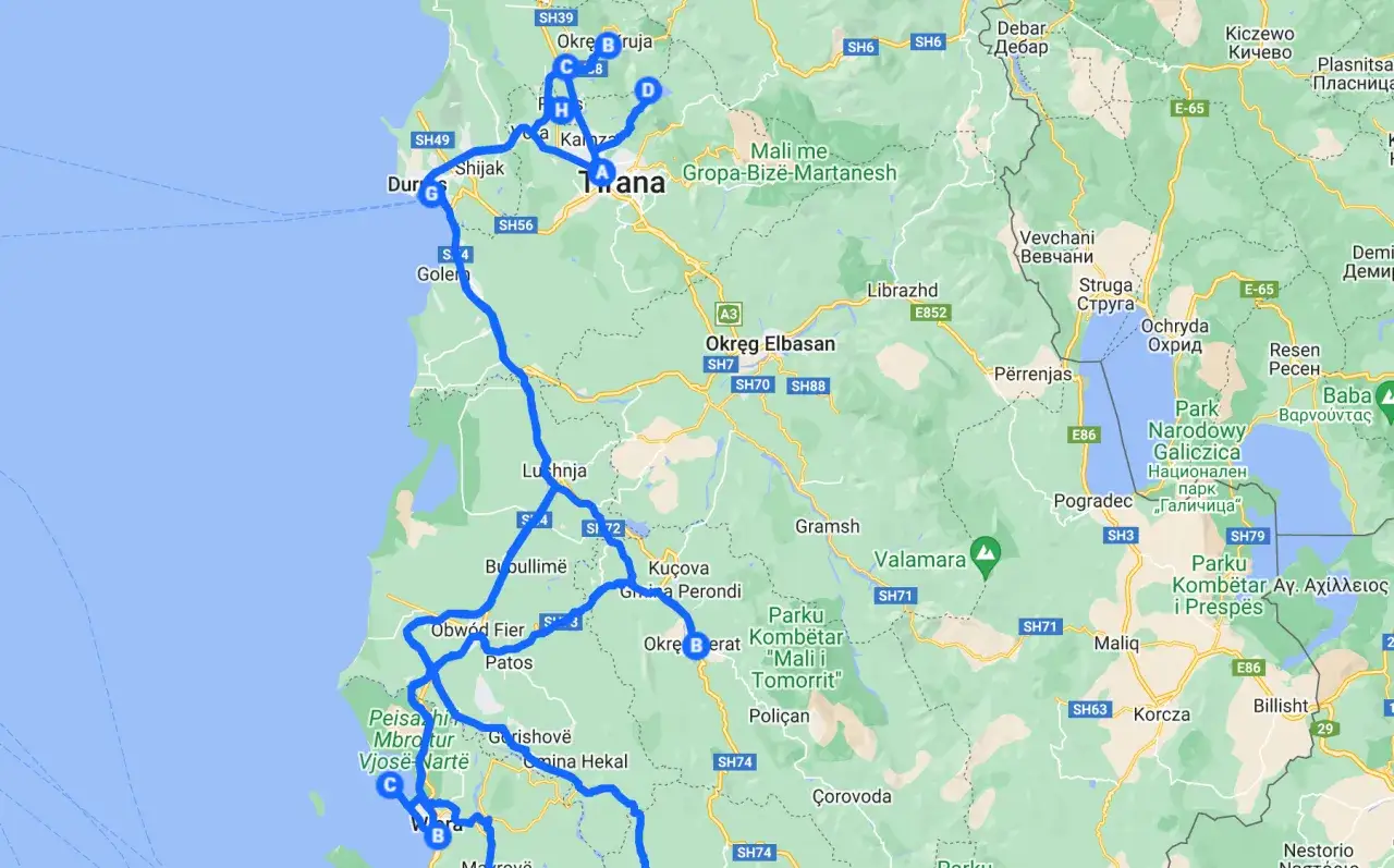 Trasa drogowa przez Albanię, pokazująca główne miasta i drogi, z zaznaczonymi potencjalnymi albania lotniska w pobliżu Durrës i Tirany.