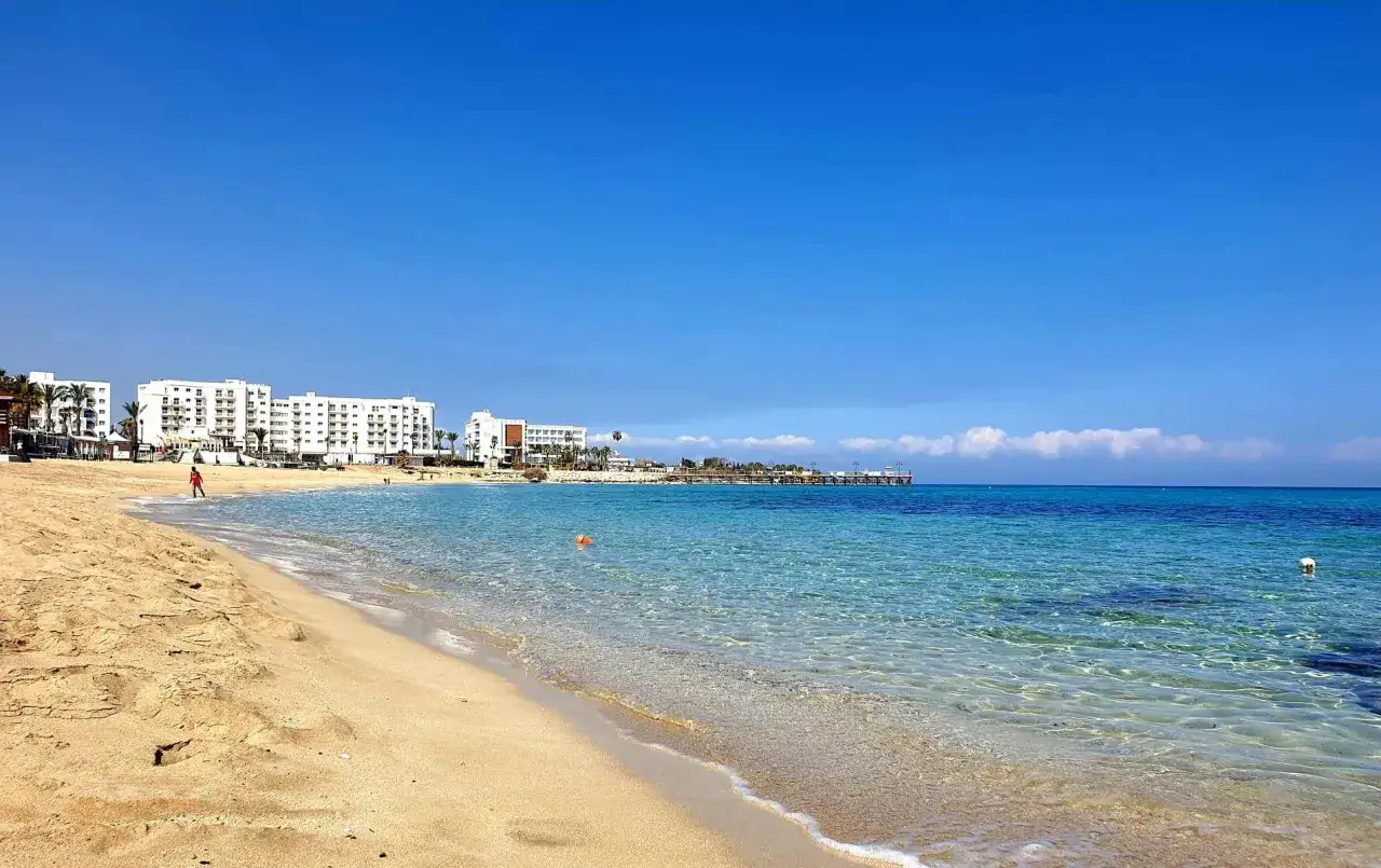 Piękna plaża w Protaras z białymi hotelami i turkusową wodą. Idealne miejsce na wakacje.