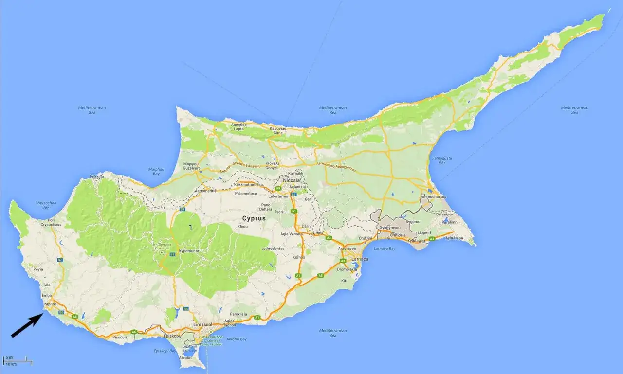 Mapa Cypru z zaznaczonymi drogami i miastami. Widać lotniska, w tym to w okolicach Paphos, które jest wskazane strzałką.