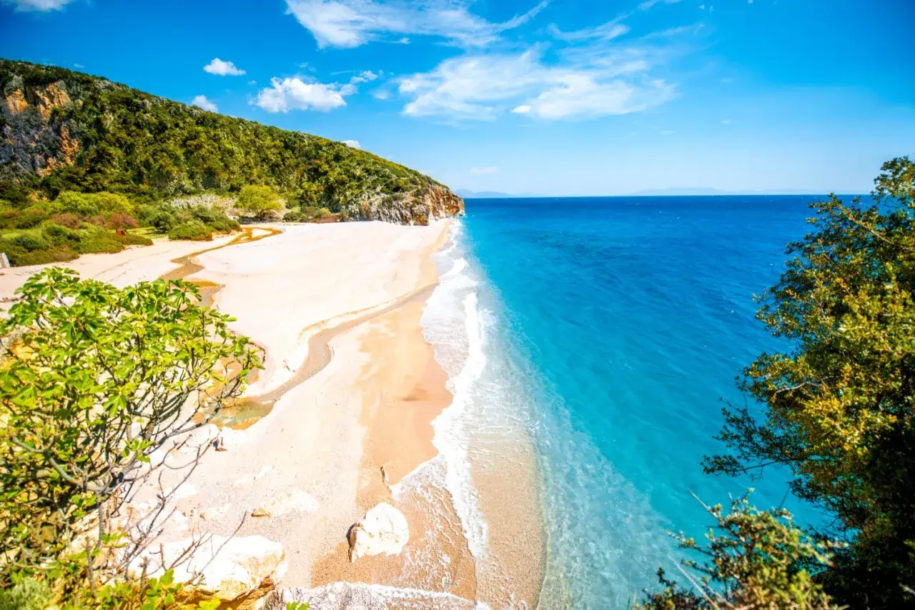 Piękna, piaszczysta plaża w Albanii z turkusową wodą. Idealne miejsce na spontaniczny wyjazd last minute.