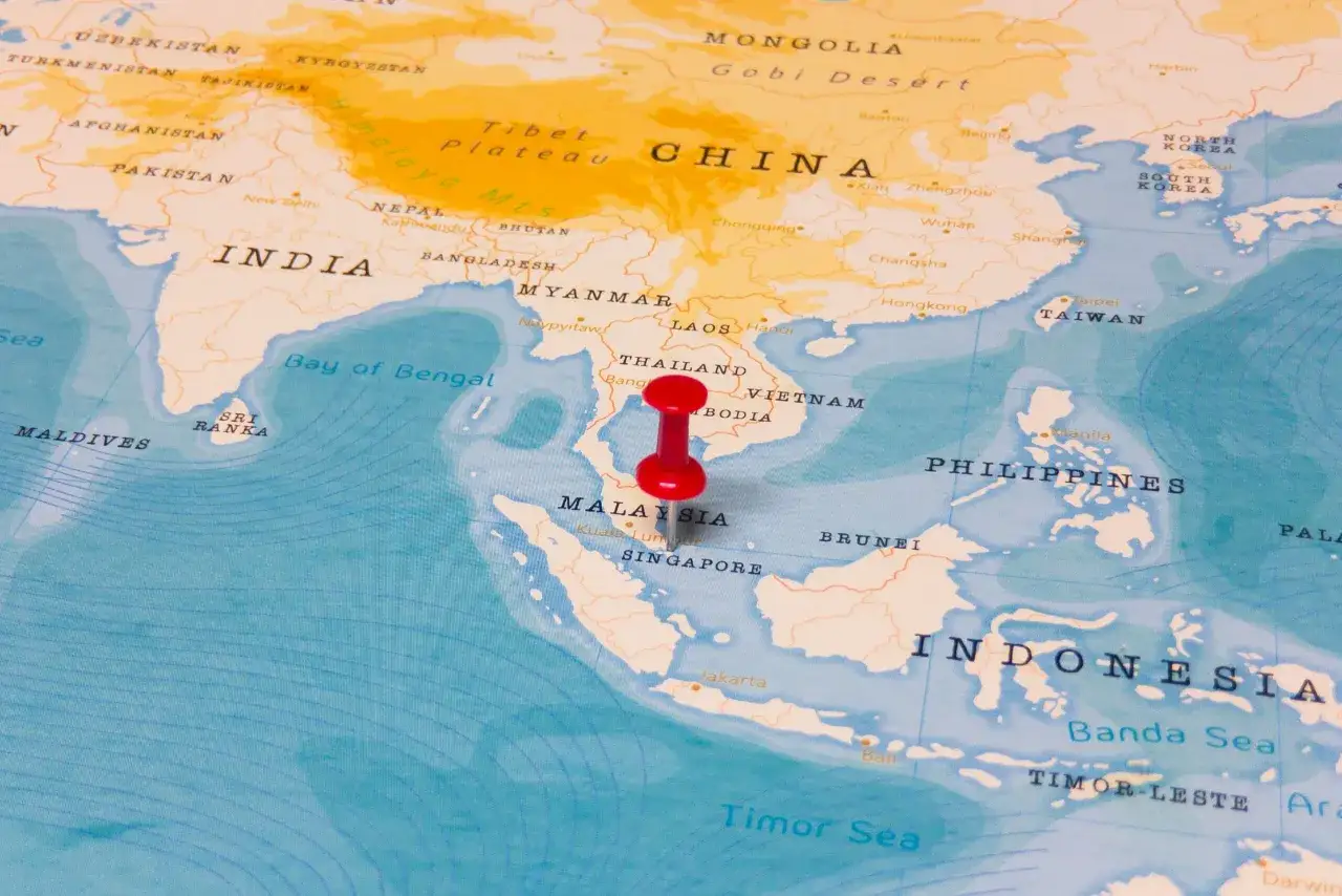 Czerwony pinezka wskazuje na Singapur, pokazując gdzie leży w Azji Południowo-Wschodniej, między Malezją a Indonezją.