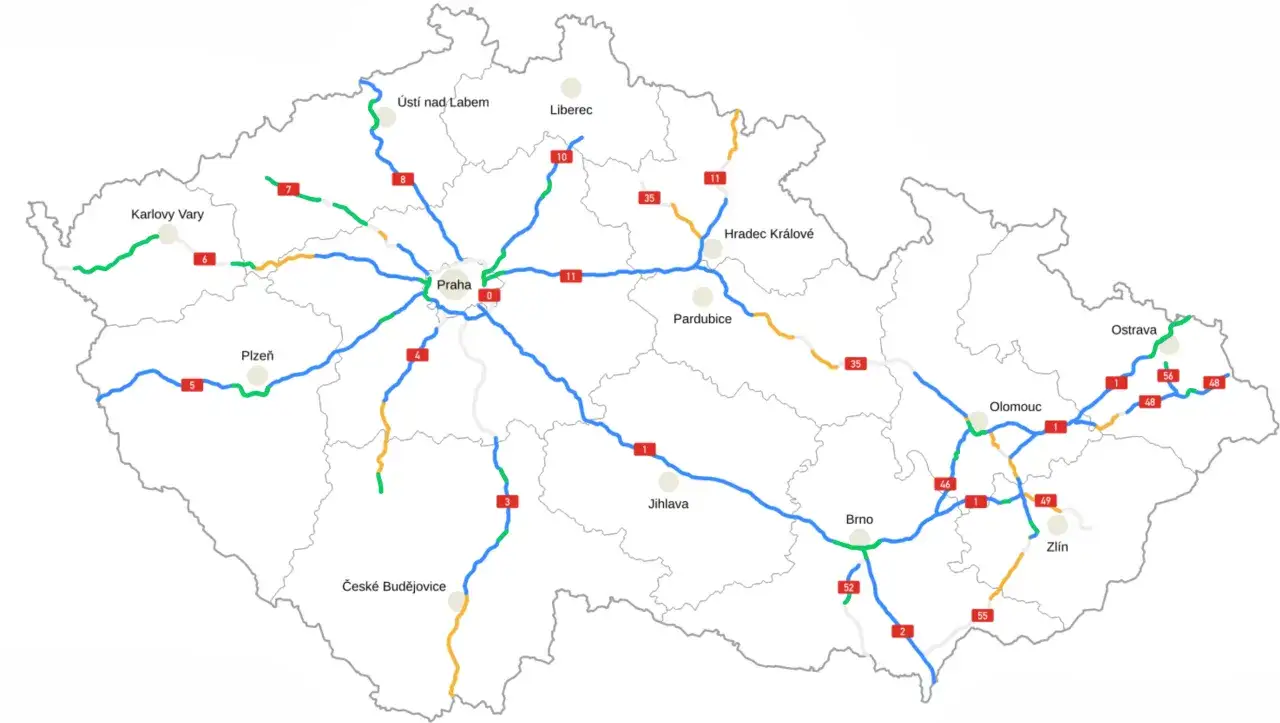 Mapa Czech z zaznaczonymi drogami, które wymagają winiety. Widoczne główne miasta i numery dróg.