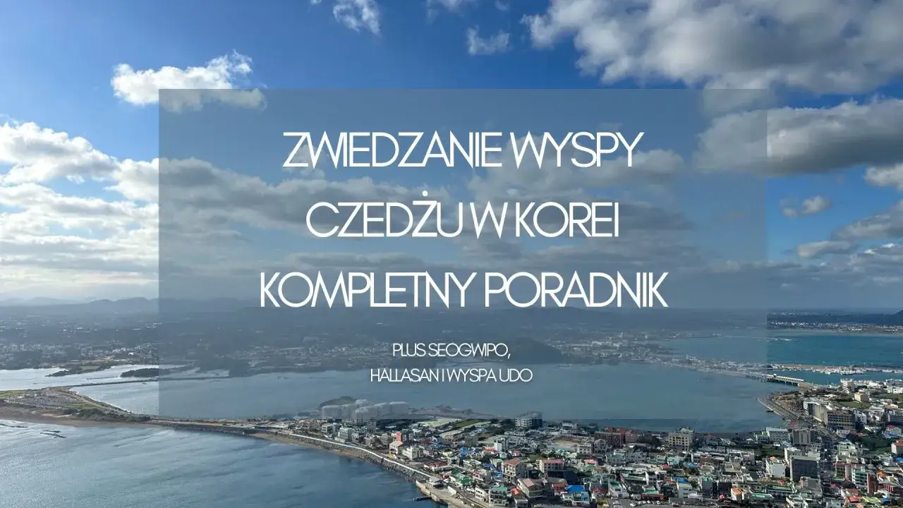 Widok na miasto i wybrzeże wyspy Jeju w Korei. Tekst informuje o zwiedzaniu, Seogwipo, Hallasan i wyspie Udo.